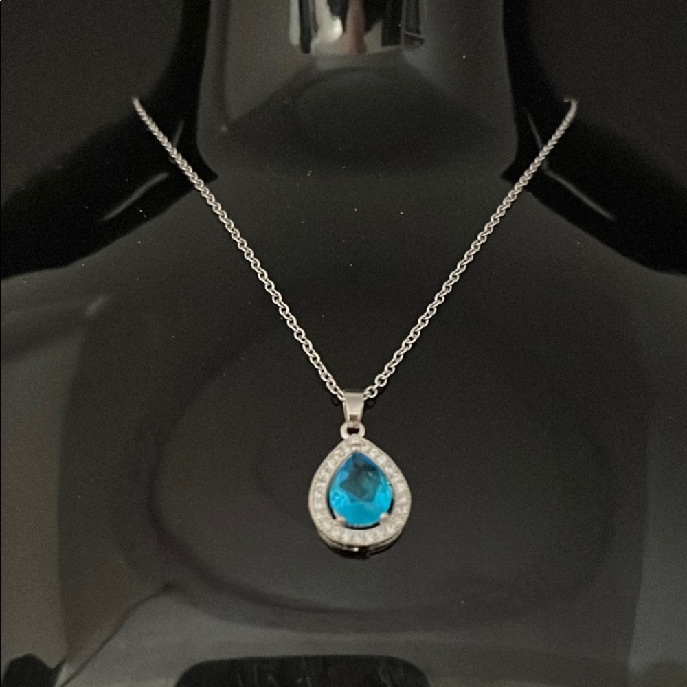 Elegant Silver and Turquoise Teardrop Pendant Necklace